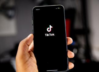 S TikTok priredbami pozabljamo na originale pametni telefon z ikono TikToka