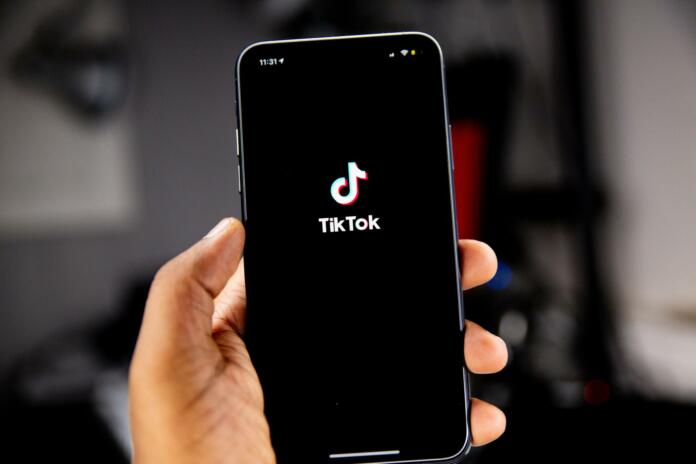 pametni telefon z ikono TikToka