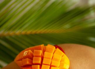 Najboljši recepti z mangom A sexy girl in red lingerie and delicious mango next to her.