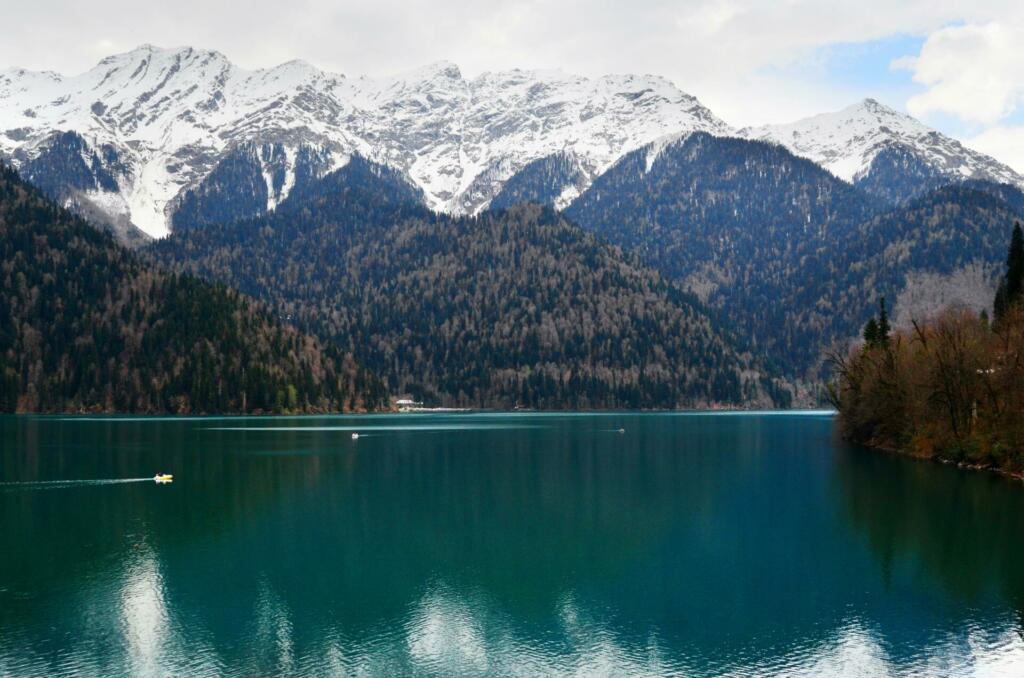 Jezero z zasneženimi gorami v ozadju