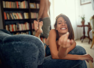 Erotična zgodba: Jeb*na karantena Alluring young woman invinting to sexy foreplay at home