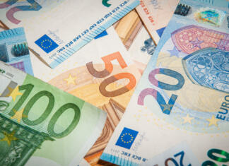 Kaj je rebalans? banknote: 20 euro 50 euro 100 euro thrown on the ground