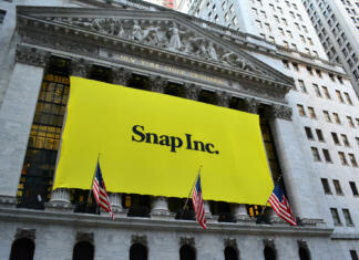 Snapchat poravnal večmilijonsko tožbo glede zasebnosti Banner on the New York Stock Exchange marking the Initial Public Offering of Snap Inc., the parent company of the popular social media site Snapchat.