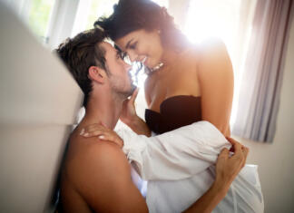 Top sex položaji za Valentinovo Beautiful young passionate couple in bedroom