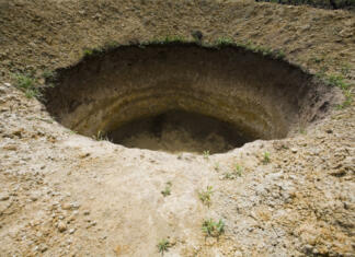 Kako globoka je najgloblja luknja na svetu Big round hole on ground
