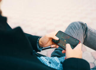 Najboljše igre za telefon, ki so na voljo brezplačno Bishkek, Kyrgyzstan - October 10, 2019: Man playing online game in call of duty mobile on iphone 11