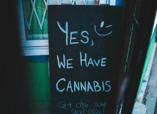 Kjer je konoplja legalna, jo uporabljajo več Črna tabla z napisom: Yes, we have cannabis