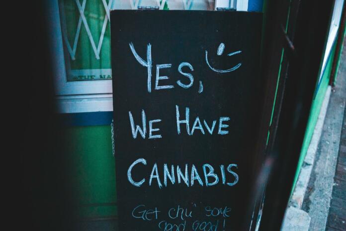Črna tabla z napisom: Yes, we have cannabis