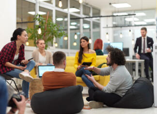 Študente čaka nadomestilo v višini 300 evrov business people group in modern office have a team meeting and brainstorming while working on tablet or laptop presenting ideas and take notes