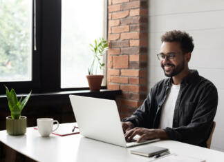 OPOMNIK: Kaj moram urediti za faks, če še nisem? Businessman using laptop computer in office. Student studying online. Entrepreneur, creative occupation, work from home, freelance, online learning, studying concept. Distance education