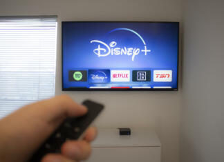 Konec je z izrazom Netlix and chill, ker tukaj je Disney Plus And Thrust Calgary, Alberta. Canada Dec 5 2019: Person holds an Apple TV remote using the new Disney+ app on a Vizio TV. Disney+ video streaming service will exclusively show Star Wars: Jedi Template Challenge.