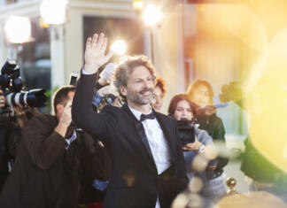 Najboljši mladi igralci in igralke, ki jih bomo v prihodnosti gledali v filmih Celebrity waving for paparazzi at event