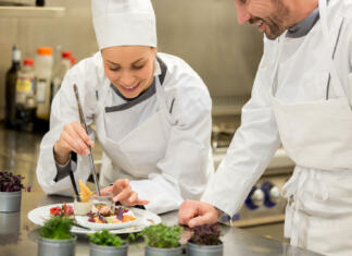 Nič več čakanja v vrsti: letos lahko bone podaljšaš kar prek spleta! Chef teaching to cook