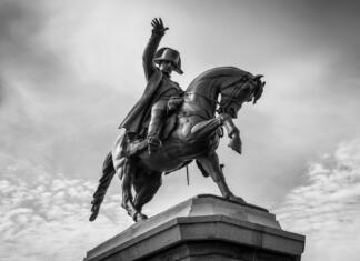 5 šokantnih dejstev o Napoleonu Cherbourg-Octeville, France - May 22, 2017: Napoleon statue on Horseback, the work of Armand Le Veel, located at Napoleon Square in Cherbourg-Octeville, France. Black and white photography.