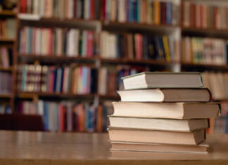 Predstavljamo Fakulteto za psihoterapevtsko znanost Univerze Sigmunda Freuda v Ljubljani Close up of books on desk in library.