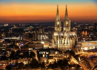 Top 10 Köln, najboljše destinacije mesta ob reki Ren Pogled na mesto Köln osvetljeno z lučmi, na sredini je Kölnska katedrala