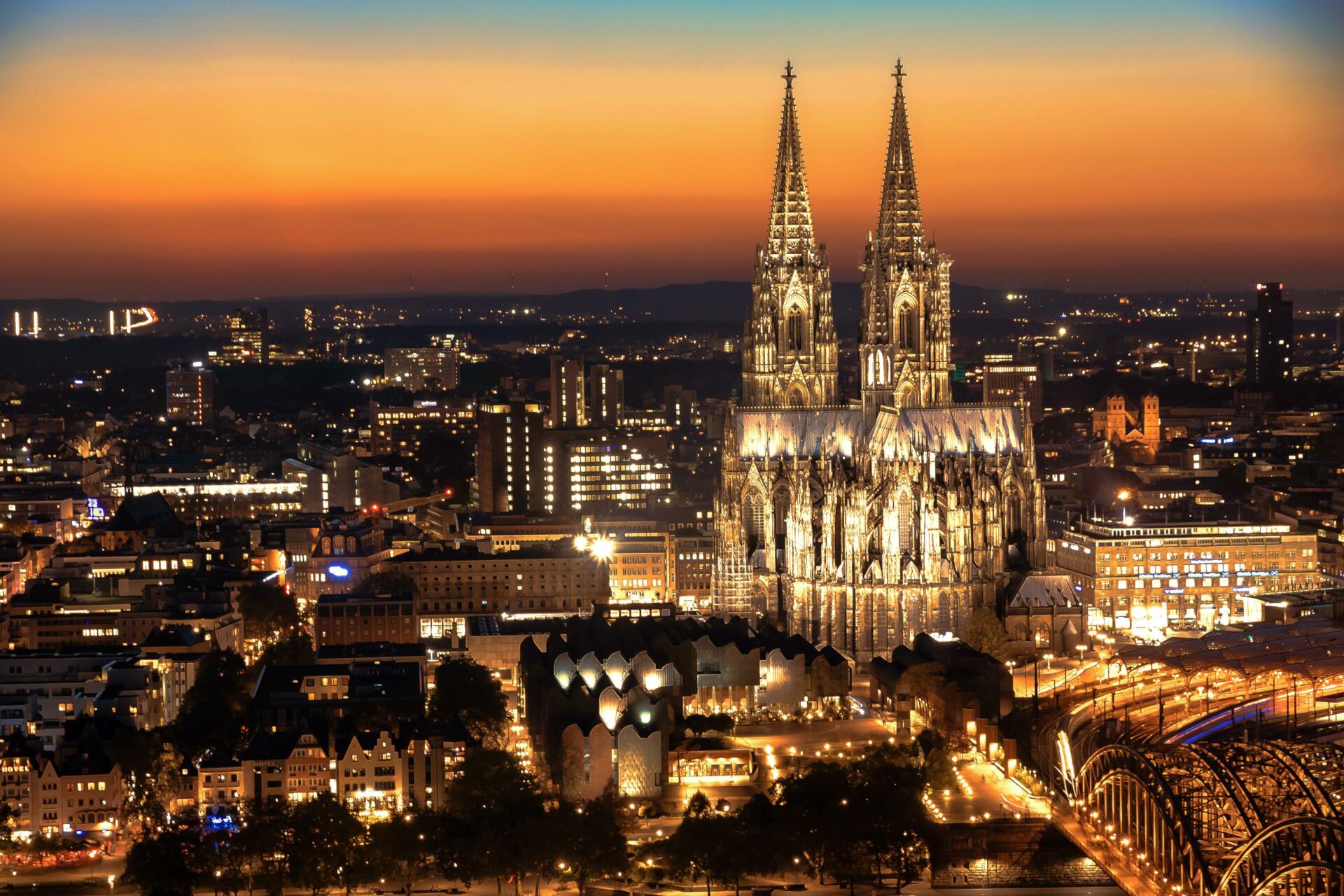 Pogled na mesto Köln osvetljeno z lučmi, na sredini je Kölnska katedrala