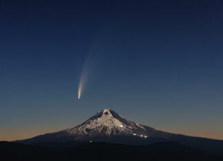 Nekaj dih jemajočih posnetkov kometa NEOWISE Comet Neowise rises over Mount Hood on July 11th