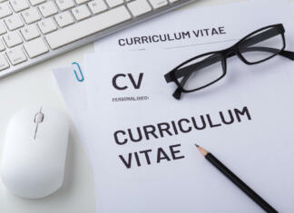 Osebnostne lastnosti v življenjepisu CV, curriculum vitae with computer keyboard and mouse, job interview