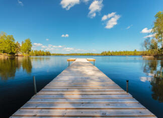 10 alternativnih idej za enodnevni izlet po Sloveniji Deserted wooden jetty on a sunny day in the province of Smaland in Sweden