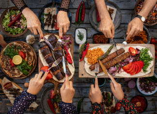 Študentski boni: Pomembni roki in vse, kar moraš vedeti (2024/25) Dining table with family and friends.