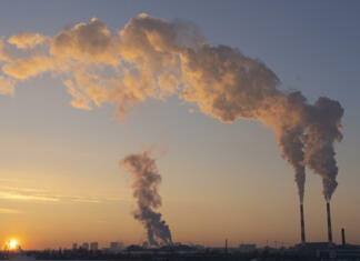 Znanstveniki na MIT odkrili, kako odstraniti CO2 iz zraka Environmental pollution. Global warming. Climate change. Dirty energy. Factory chimneys emit harmful substances into air