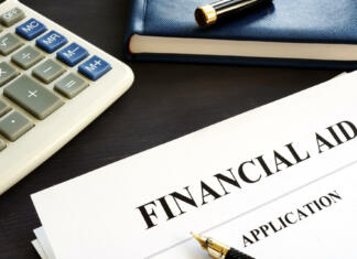 Študentom prvič po marcu 150 evrov pomoči Financial aid application on a desk. Student loan.