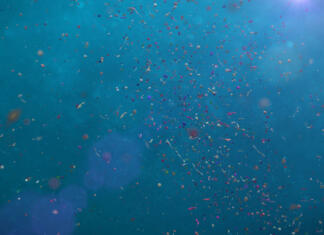 Na milijarde nurdlov onesnažuje oceane garbage swimming in sea water, contamination problem