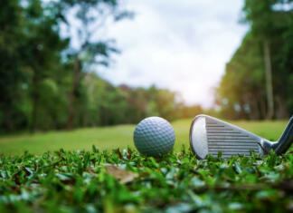 Prvo golf igrišče v Ljubljani vabi na igro! Golf kroglica in palica na zelenici