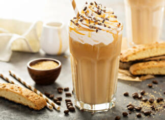 Recept: najboljša ledena kava v petih minutah Iced caramel latte coffee in a tall glass with syrup and whipped cream