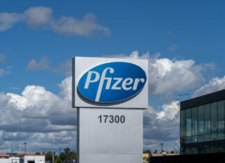 Pfizerjev škandal se bo končal z ogromno kaznijo Kirkland, Quebec, Canada - September 3, 2021: Pfizer Canada head office in Kirkland, Quebec, Canada. Pfizer Inc. is an American multinational pharmaceutical and biotechnology corporation.