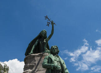 ☑️ KVIZ: Koliko res poznam Prešerna? Ljubljana, Slovenia, Europe - June 24, 2018: view of the Prešeren Monument in Ljubljana, a late Historicist bronze statue of the Slovene national poet France Prešeren (1800-1849) by Ivan Zajec in Prešeren Square
