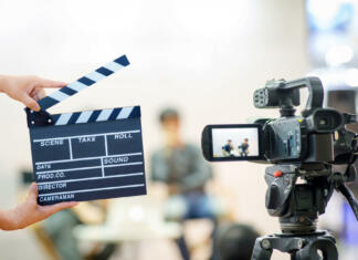 Bitka filmov: Harry Potter vs. Gospodar prstanov Man hands holding movie clapper.Film director concept.camera show viewfinder image catch motion in interview or broadcast wedding ceremony, catch feeling, stopped motion in best memorial day concept.