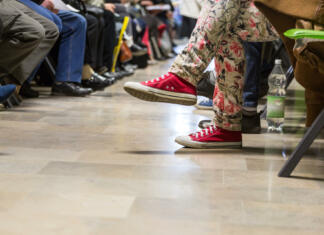 5 motenj zdravstvenega sistema v Sloveniji Many people in a waiting room to see a doctor
