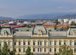Mariborska univerza išče člane evalvacijskih komisij Maribor cityscape with University building, view from Cathedral, Slovenia