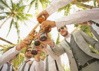 Alkohol je vedno škodljiv za mlajše od 40 let Skupina moških nazdravlja s pijačo.