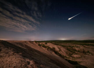 Kdaj in kako opazovati komet Neowise? Meteor over sand hills and forest in moon light and starry sky. Long exposure night scene