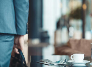 10 najbolje plačanih karier na svetu! Middle-aged man businessman leaving a business center restaurant holding a briefcse bill payed by cash