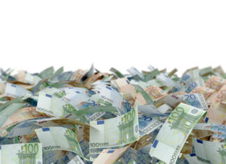 Tudi izredni študenti upravičeni do kriznega dodatka mix euro banknotes on white background