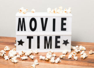 Si za brezplačen ogled slovenskih filmov? Movie time text in lightbox with popcorns