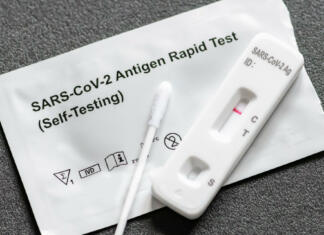 Cepivo covid-19: Kaj dejansko pomeni 95-odstotna učinkovitost? Negative Covid-19 antigen test kit, one step coronavirus antigen rapid test, saliva swab, 1 test box with imagine of lungs, close up