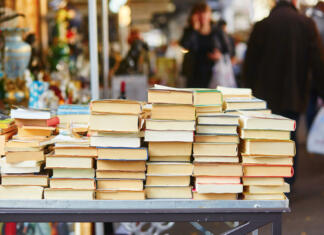 Sejem rabljenih učbenikov prestavljen za teden dni Old books on a Parisian flea market
