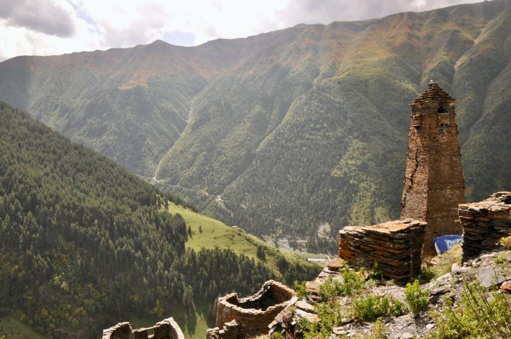 Starodaven kamnit stolp in razgled na dolino