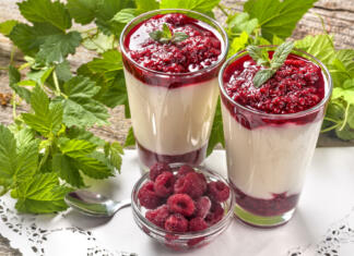 Panna cotta – kraljica poletnih sladic Pana cotta with mint and raspberries with fruit topping