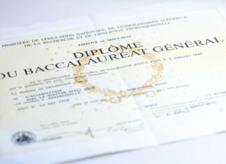 Matura 2020: roki, izpiti in vse, kar moraš vedeti Paris, France -March, 26, 2020- Baccalaureate certificate and keyboard in France