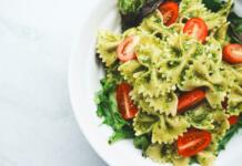 Slavni kuhar razkril svoj poletni hit: testenine z rakci, pripravljene v le nekaj minutah pasta, pesto, farfalle