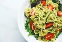 Slavni kuhar razkril svoj poletni hit: testenine z rakci, pripravljene v le nekaj minutah pasta, pesto, farfalle