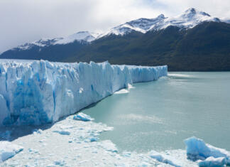 Začetek konca največje ledene gore na svetu Perito Moreno glacier view, Patagonia landscape, Argentina. Patagonian landmark