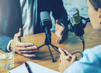 Top 5 slovenskih podcastov radio interview, podcast recording - business people talking in broadcasting studio