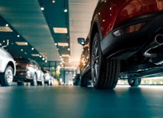 Znano je, ali bo letna vinjeta 2021 za četrtino cenejša Rearview of parked cars Car dealership office. New car parked in modern showroom. Automobile leasing and insurance concept.